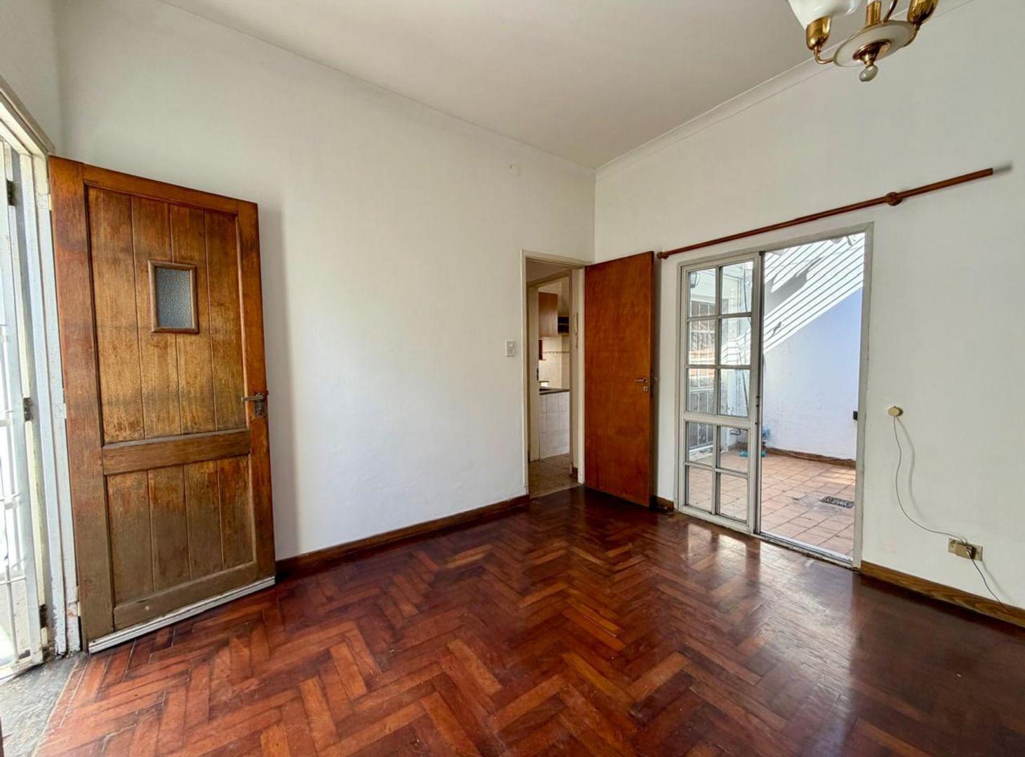 Foto de Venta ph dos dormitorios y patio La Plata, imagen 2