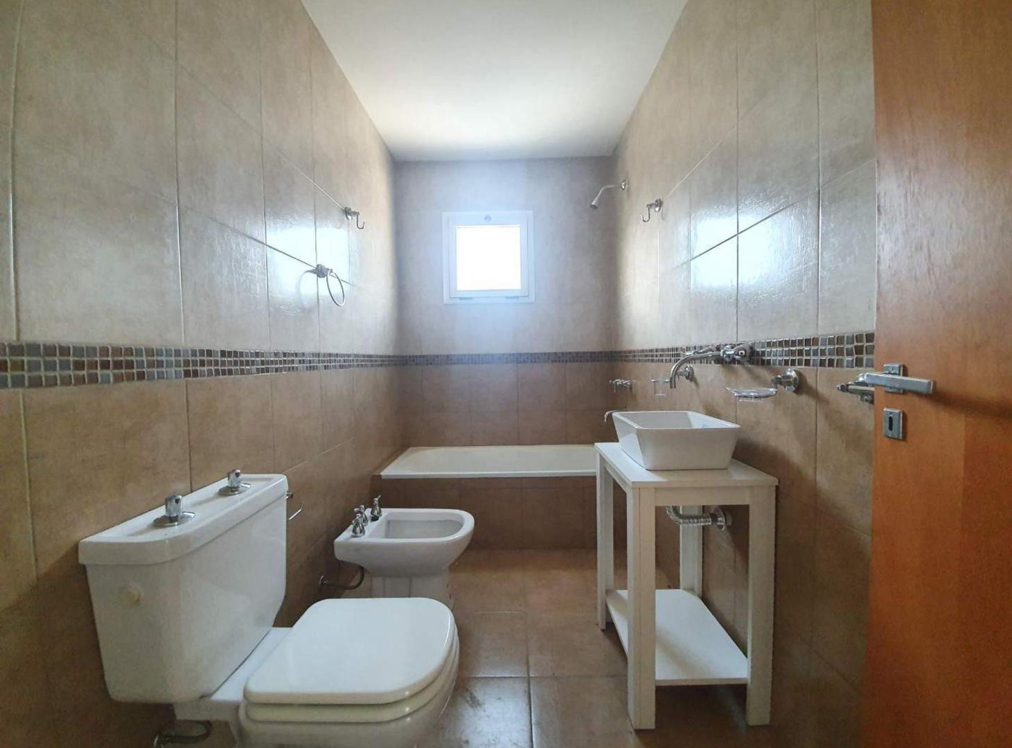 Foto de VENTA DUPLEX 2 DORMITORIOS CON COCHERA, imagen 2
