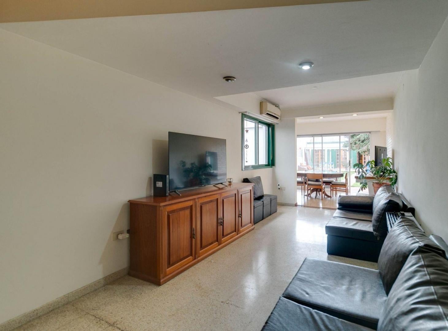 Foto de CASA EN VENTA CON JARDIN Y PILETA EN LA PLATA, imagen 2