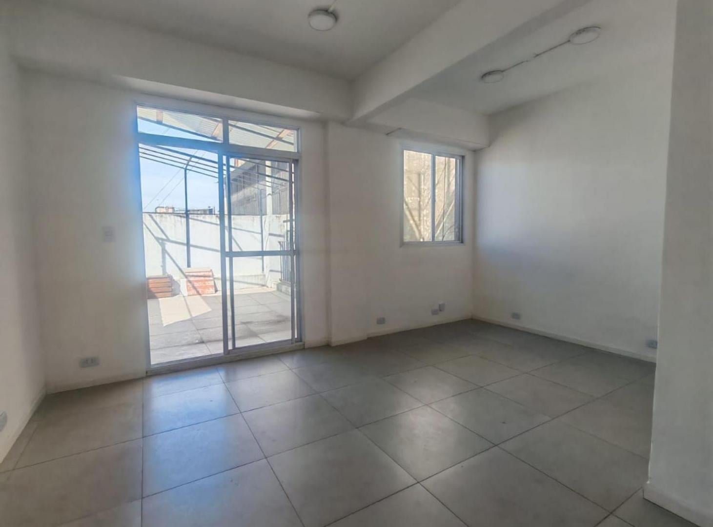 Foto de VENTA OFICINA BALVANERA C/ BAÑO, COCINA Y TERRAZA, imagen 4