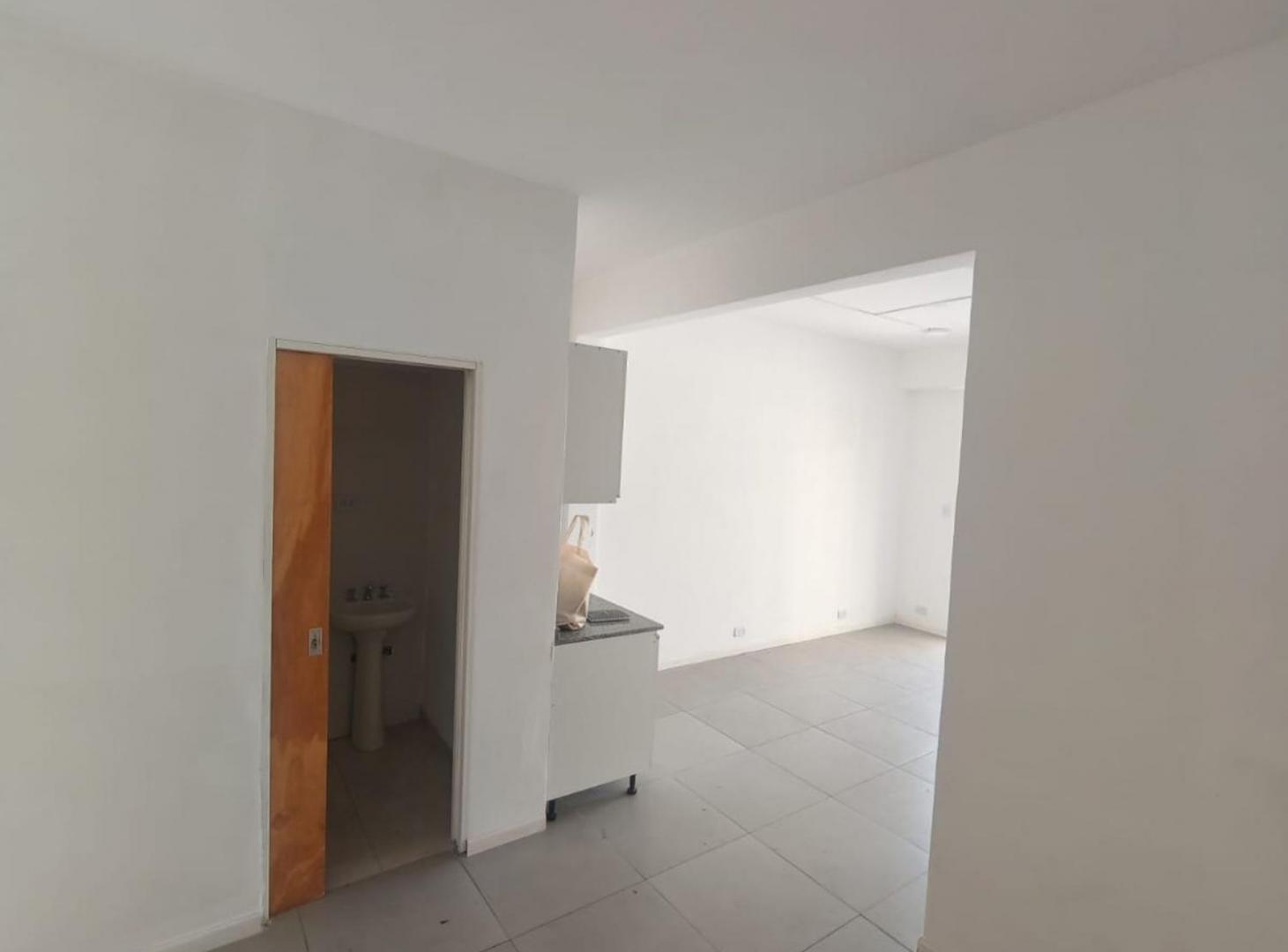 Foto de VENTA OFICINA BALVANERA C/ BAÑO, COCINA Y TERRAZA, imagen 2