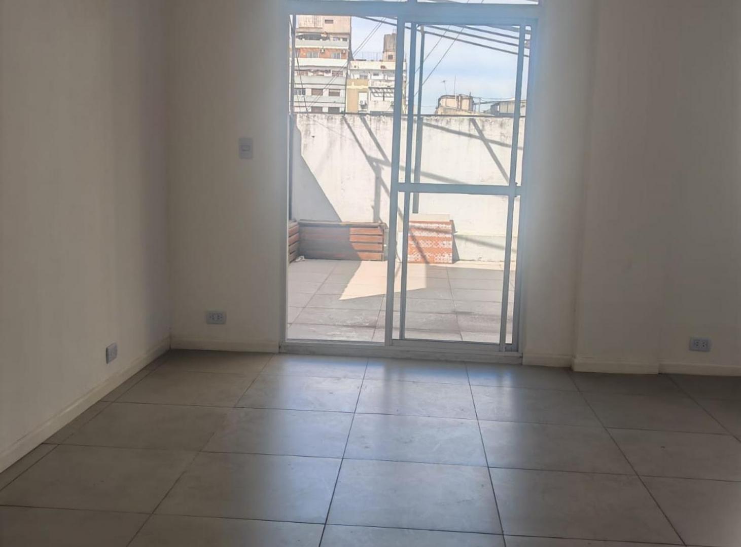 Foto de VENTA OFICINA BALVANERA C/ BAÑO, COCINA Y TERRAZA, imagen 3