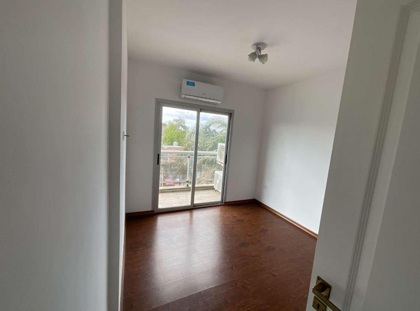 Foto de DEPARTAMENTO EN VENTA BERAZATEGUI 1 DORM COCHERA, imagen 4