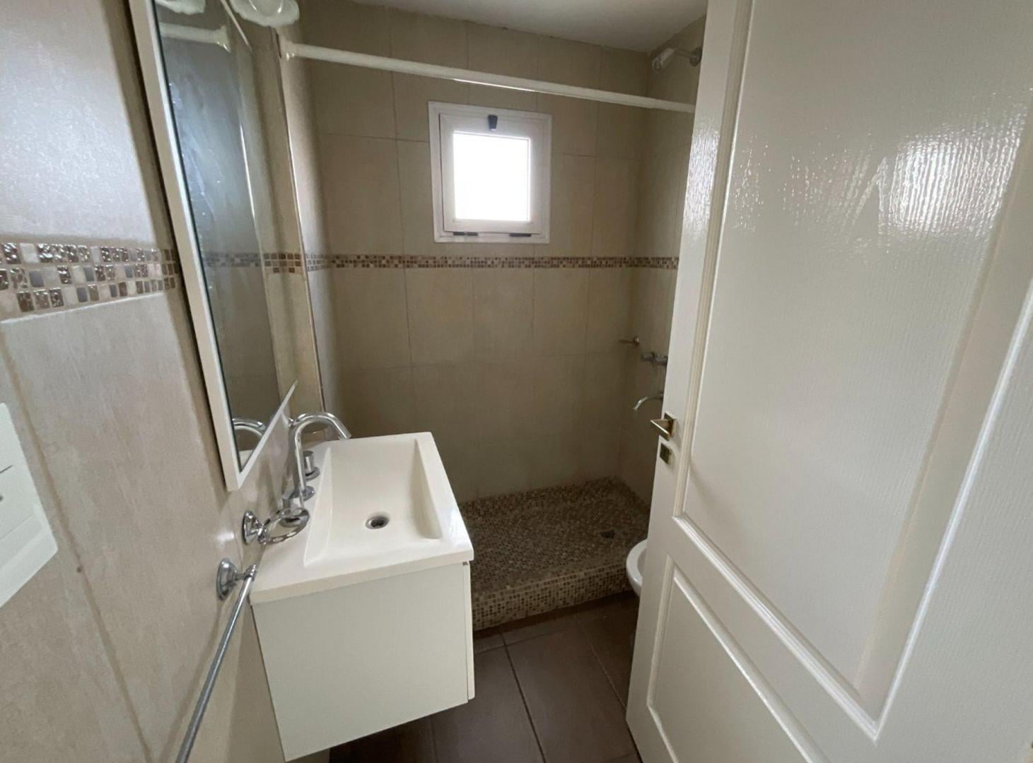 Foto de DEPARTAMENTO EN VENTA BERAZATEGUI 1 DORM COCHERA, imagen 3