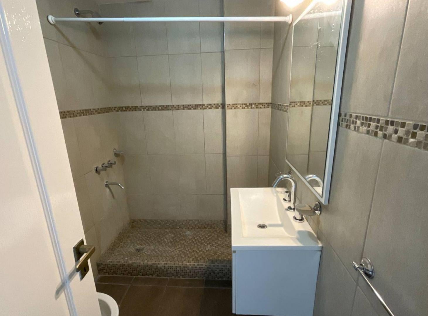 Foto de DEPARTAMENTO EN VENTA BERAZATEGUI MONOAMB COCHERA, imagen 5