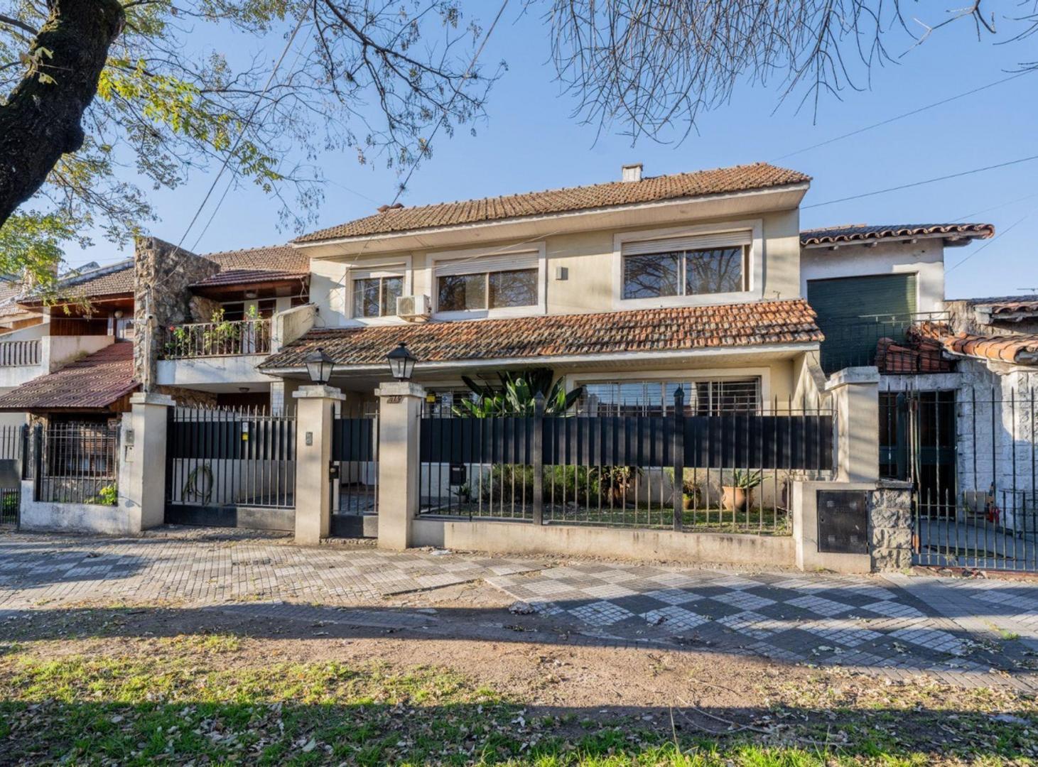 Foto de Venta Casa 7 Amb., Garage y parque, Monte Grande, imagen 1