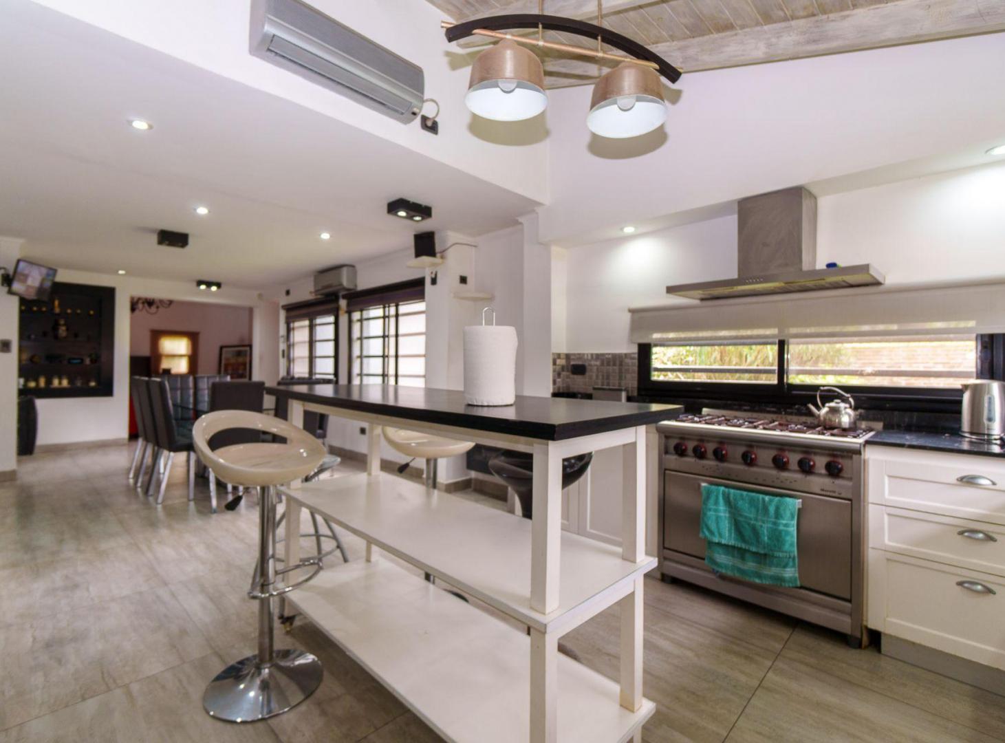 Foto de Casa 3 dormitorios con jardin, quincho y pileta, imagen 3