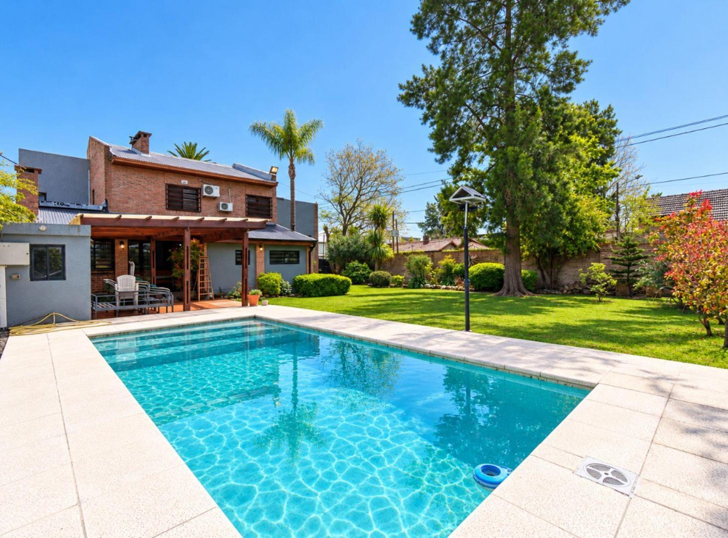 Foto de Casa 3 dormitorios con jardin, quincho y pileta, imagen 1