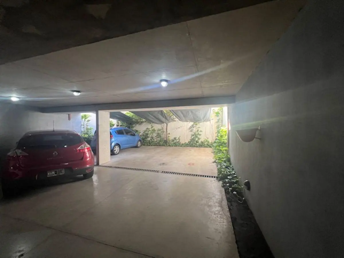 Florida M 3 ambientes S/Piso con parrilla , pileta cochera doble Venta U$S 225.000 3