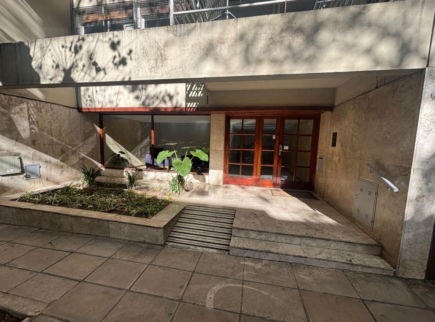 Flores Bonifacio al 2300 3 Amb grandes S/piso venta U$S 145.000