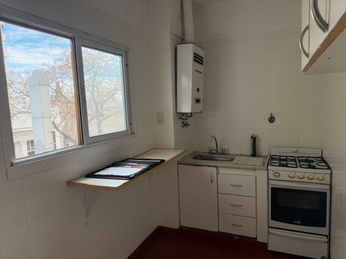Foto de Olivos Entre Rios al 1400 2 Amb Grandes a metros de Av Maipu $ 850000, imagen 3