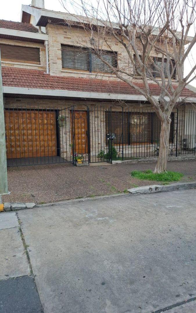 Foto de F.Justo Sarmiento al 1800 Solido chalet 3 Dorm IMPECABLE estado U$S, imagen 3