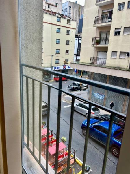 2 Ambientes con Balcón Francés a La Calle 5