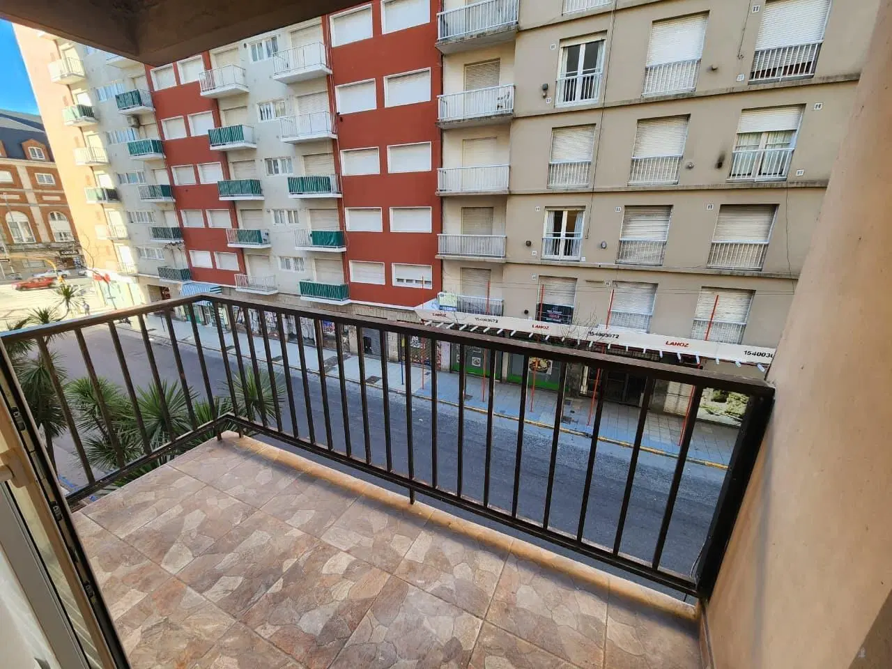 2 Ambientes con balcón a la calle y dependencia 4