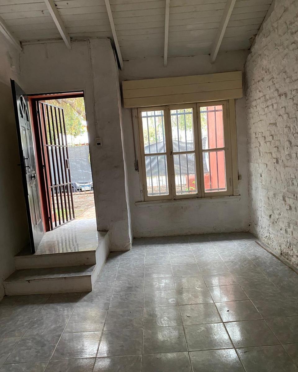 Oportunidad Casa a Reciclar Lote Propio en Castelar 3