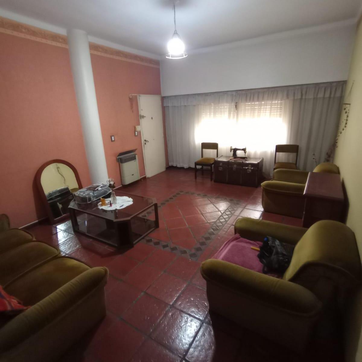Casa de 4 ambientes en 2 plantas - Con cochera cubierta y pileta