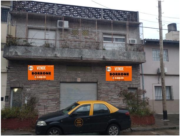 Galpón en planta baja con departamento en primer piso.