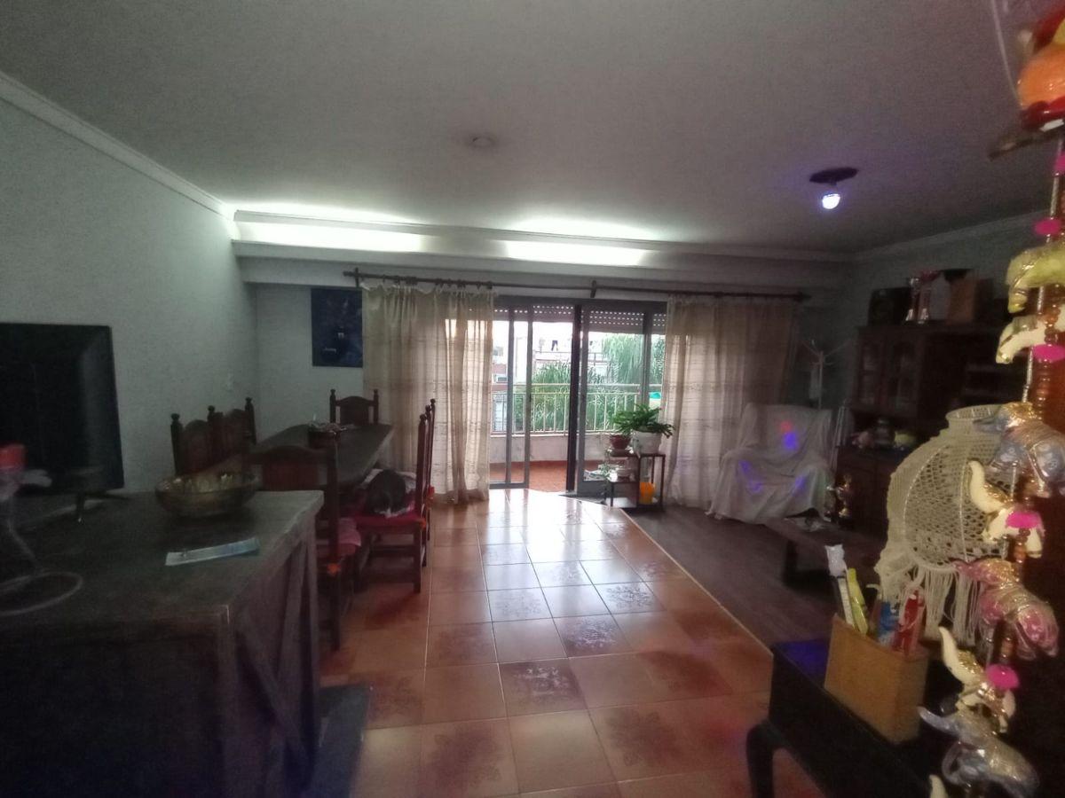 Departamento de 4 ambientes sobre Avenida Villegas