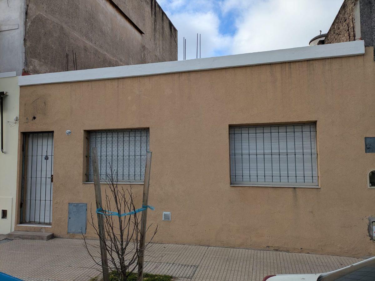 Ph Independiente En Planta Baja Con Patio - Al Frente