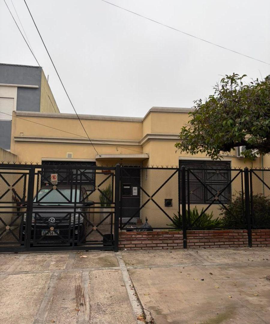 Foto de Casa de 3 ambientes en lote propio con fondo y entrada de auto, imagen 3