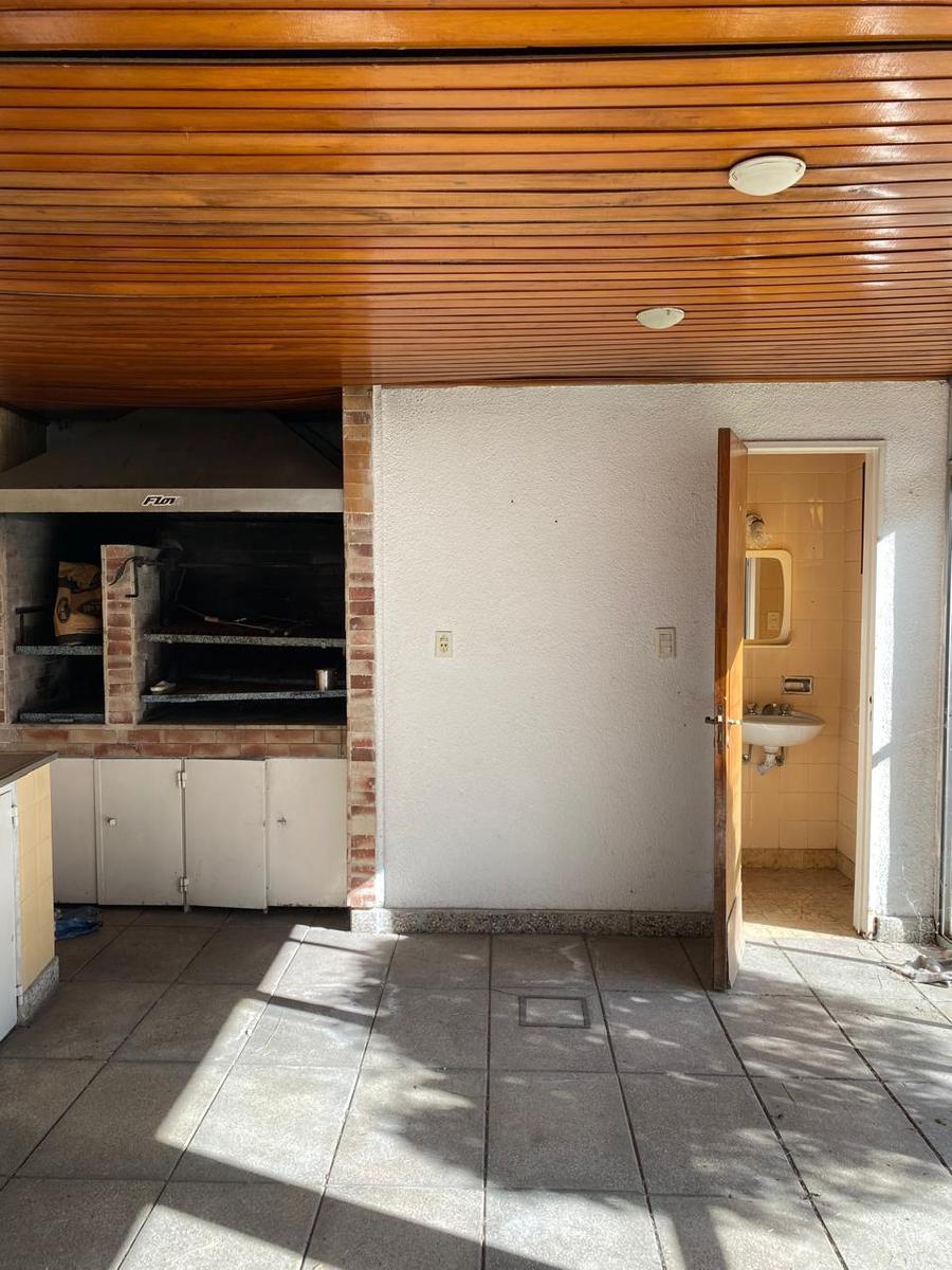 Impecable Casa 5 Ambientes con Dependencia - Cochera - Jardin - en Villa del Parque 4
