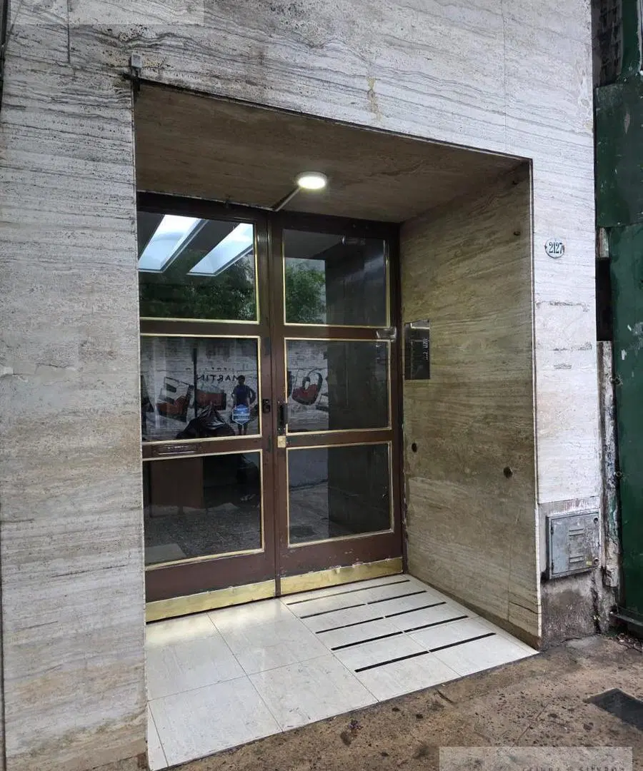 Monoambiente dividido con balcón en venta en el barrio de Balvanera 3
