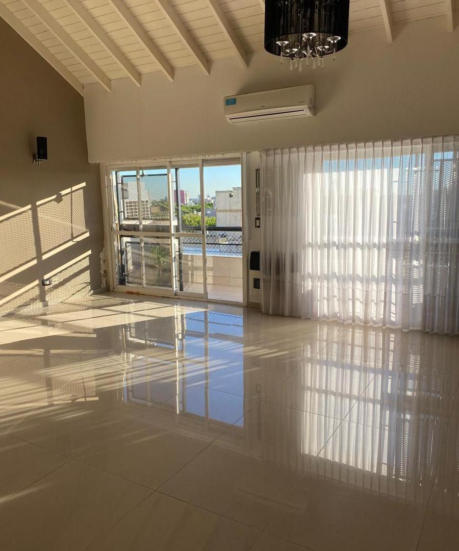 Foto de Departamento en duplex - 4 amb con balcón cochera y baulera - en Villa, imagen 2