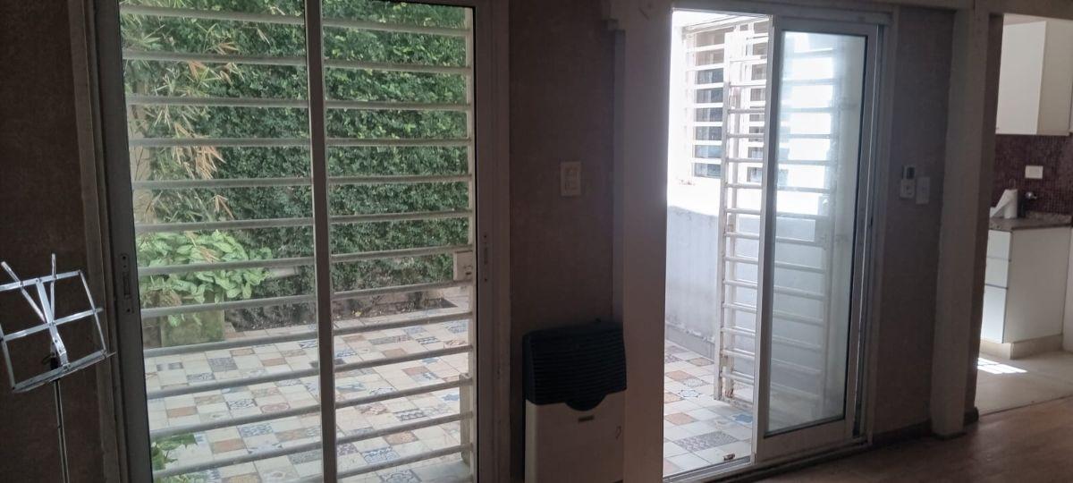 EXCELENTE PH TIPO DUPLEX 2 AMB C/PATIO. BAÑO Y TOIL. VESTIDOR. S/EXPEN RECICLADO. C. Arenal al 3400
