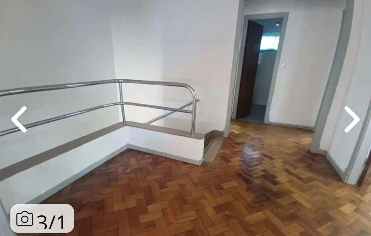 SOLO PARA USO COMERCIAL- PROFESIONAL
PH DE 5 AMB + HALL - SIN COCINA – 1° POR ESCALERA 2