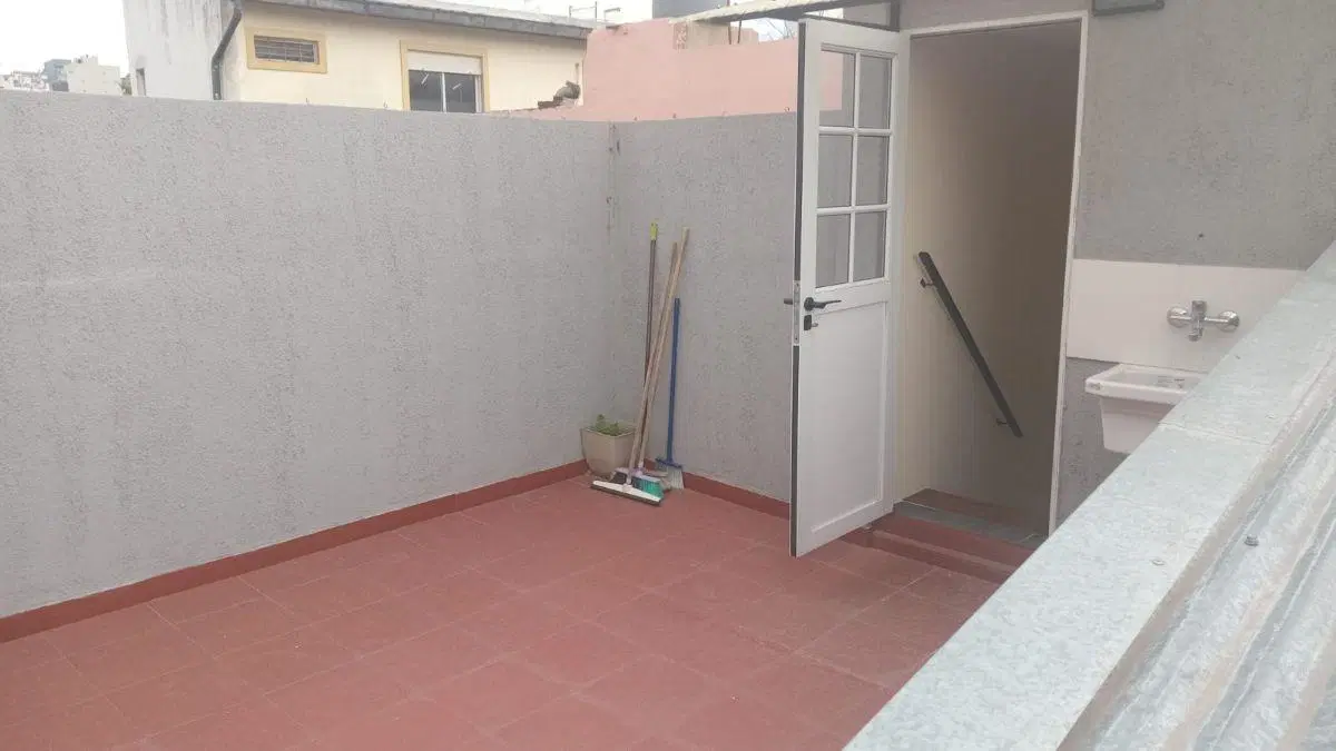 PH EN 1° PISO POR ESCALERA DE 2 AMB CON BALCON Y TERRAZA PROPIA – A NUEVO IMPECABLE - Loyola al 1500 2