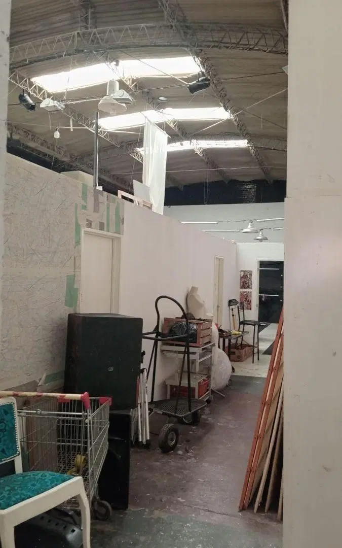 INMUEBLE PARA USO COMERCIAL CON 7 ESPACIO Y GRAN TINGLADO AL FONDO – 2 BAÑOS – BUEN ESTADO 2