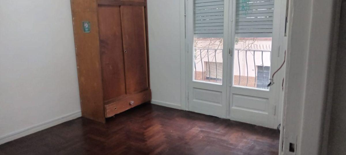 Foto de DEPTO 3 AMB AL FRENTE CON DOS BALCONES – MUY AMPLIO – 1° POR ESCALERA, imagen 3