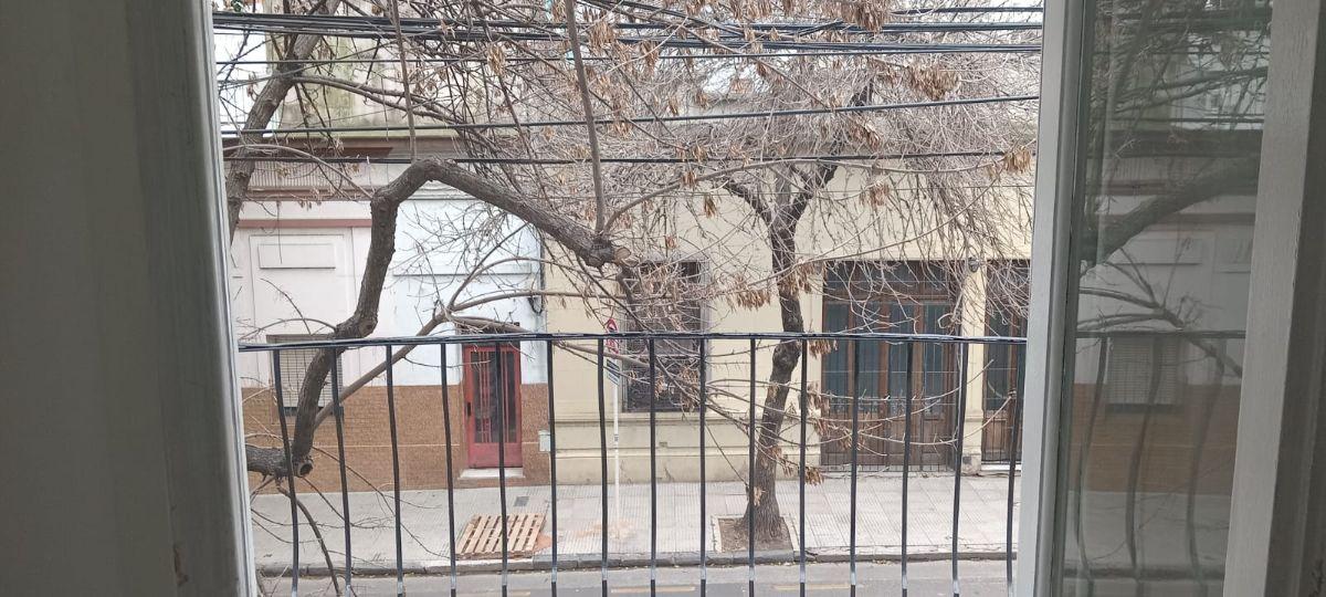Foto de DEPTO 3 AMB AL FRENTE CON DOS BALCONES – MUY AMPLIO – 1° POR ESCALERA, imagen 1