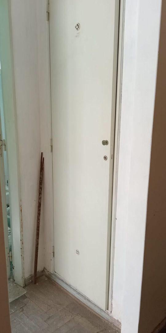 Foto de DEPTO DE 2 AMB PARA RECICLAR 2° PISO POR ESCALERA - Lemos 200, imagen 4