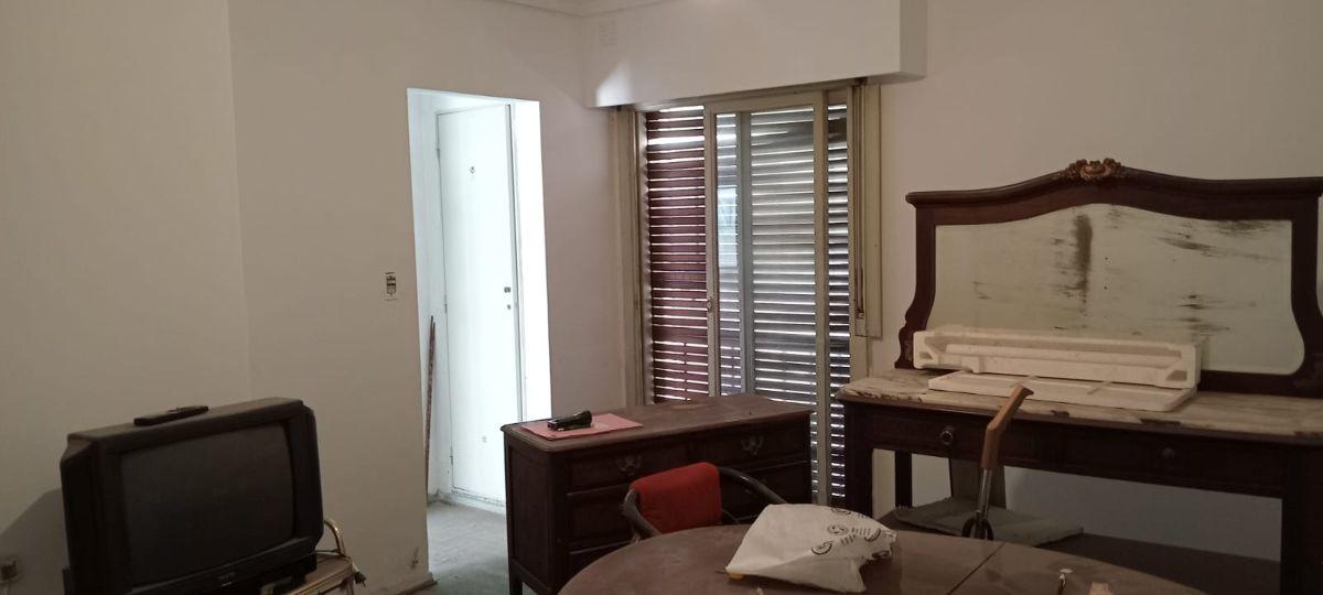 Foto de DEPTO DE 2 AMB PARA RECICLAR 2° PISO POR ESCALERA - Lemos 200, imagen 1