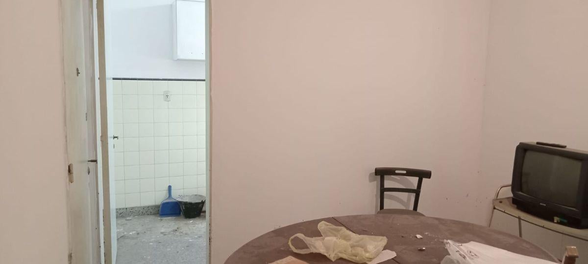 Foto de DEPTO DE 2 AMB PARA RECICLAR 2° PISO POR ESCALERA - Lemos 200, imagen 2