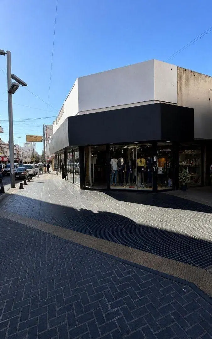 Excelente Esquina sobre Peatonal en Quilmes 4