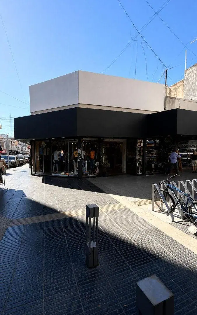 Excelente Esquina sobre Peatonal en Quilmes 2