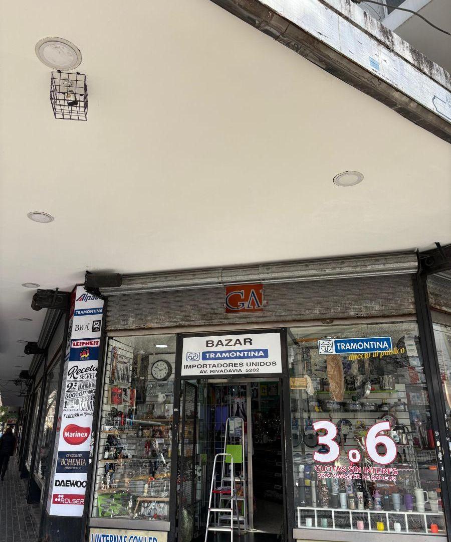 Foto de Excelente local en alquiler sobre la Avenida Rivadavia esquina Calasanz, imagen 3