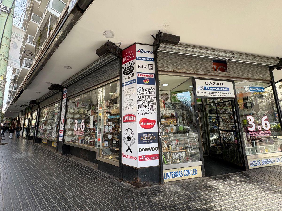 Foto de Excelente local en alquiler sobre la Avenida Rivadavia esquina Calasanz, imagen 1