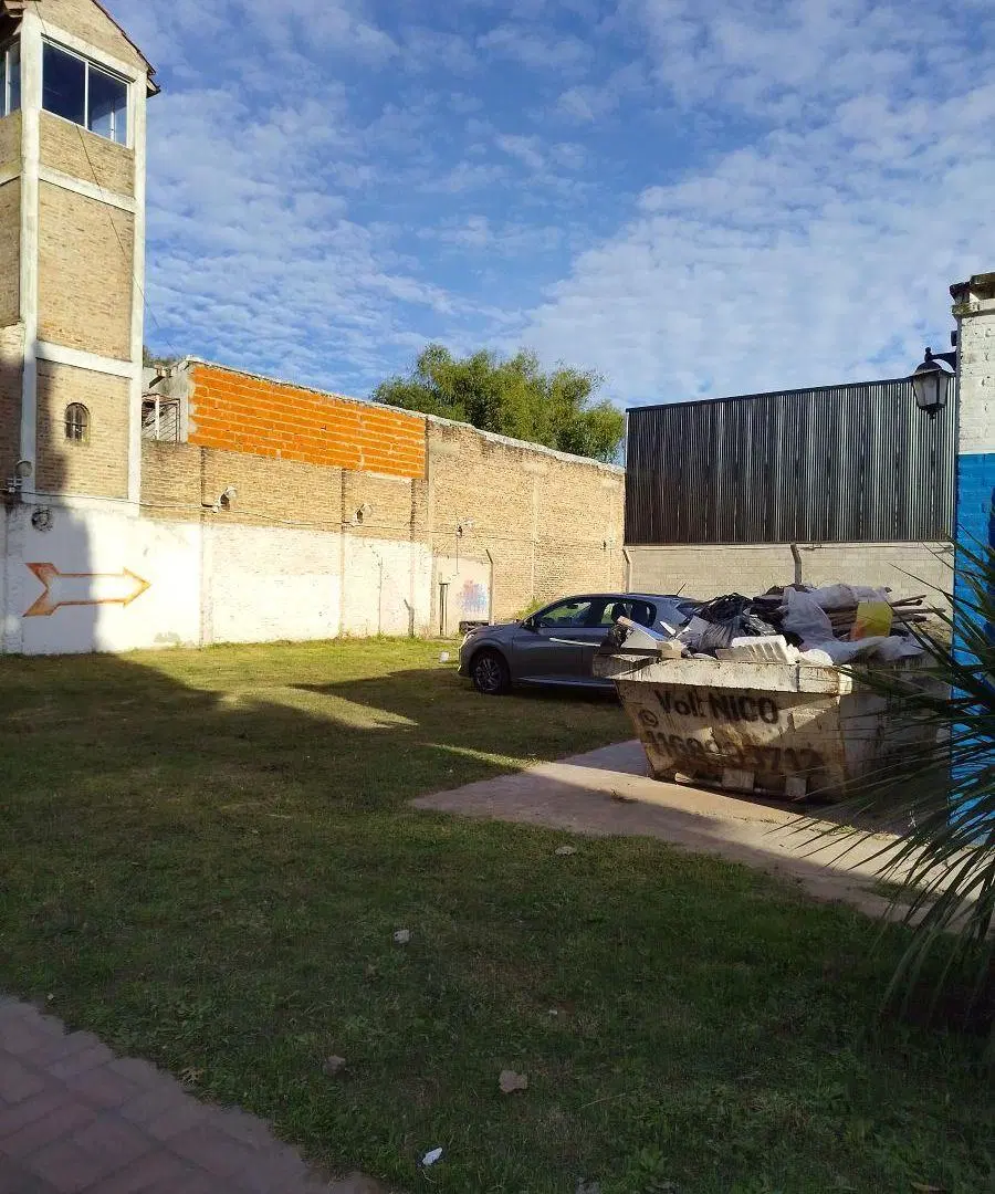 Fco Alvarez - SE ALQUILA Gran Local Comercial sobre Gorriti con estacionamiento para clientes 2
