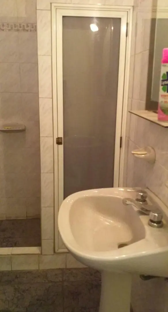 LANUS ESTE CASA EN ALQUILER SOBRE AV. PTE ALFONSIN 807 5
