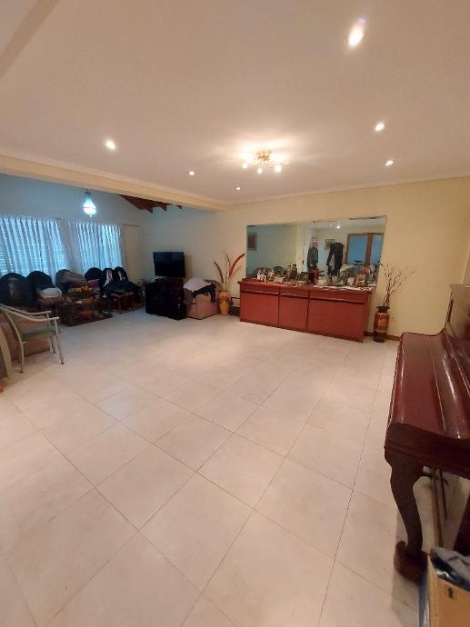 Chalet con Pileta y Fondo Libre - Banfield 4