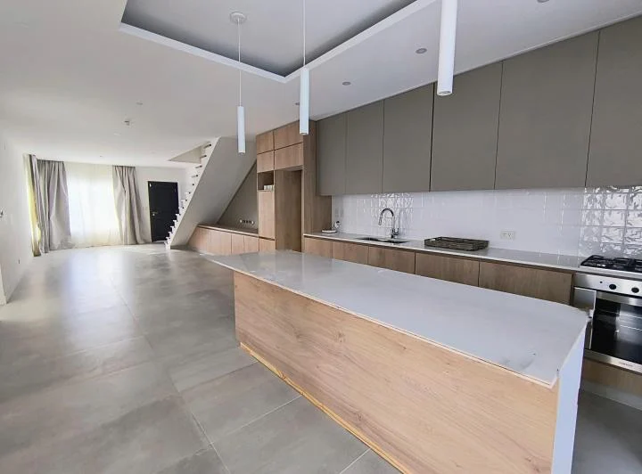 VILLA ADELINA CASA DE CATEGORÍA A ESTRENAR 4 AMBIENTES 4