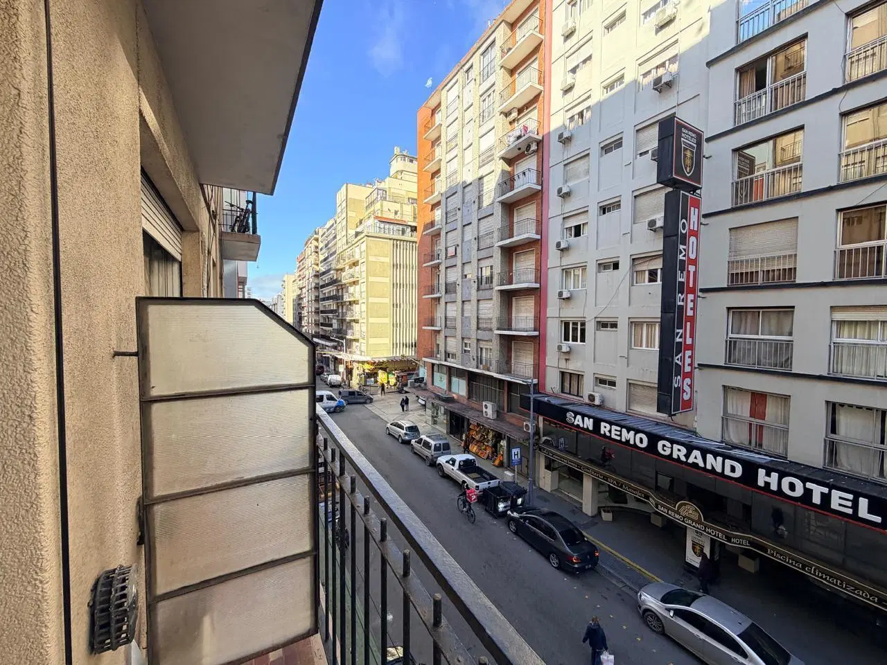 Departamento de una ambiente dividido con balcon a la calle 5