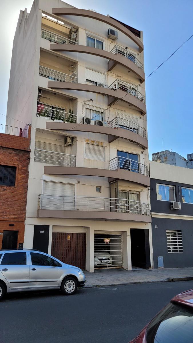 Monoambiente al frente con balcón y cochera fija