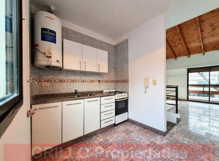 Cortina 881 - Departamento tres ambientes. Sin expensas. Planta alta. 2