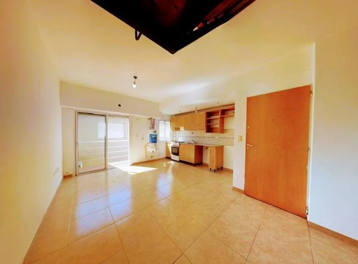 Tres Arroyos 3517. Departamento dos ambientes dúplex muy amplio con balcón. 1