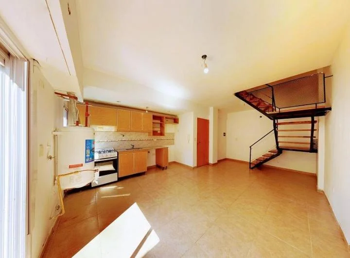 Tres Arroyos 3517 - Departamento dos ambientes dúplex muy amplio con balcón 1