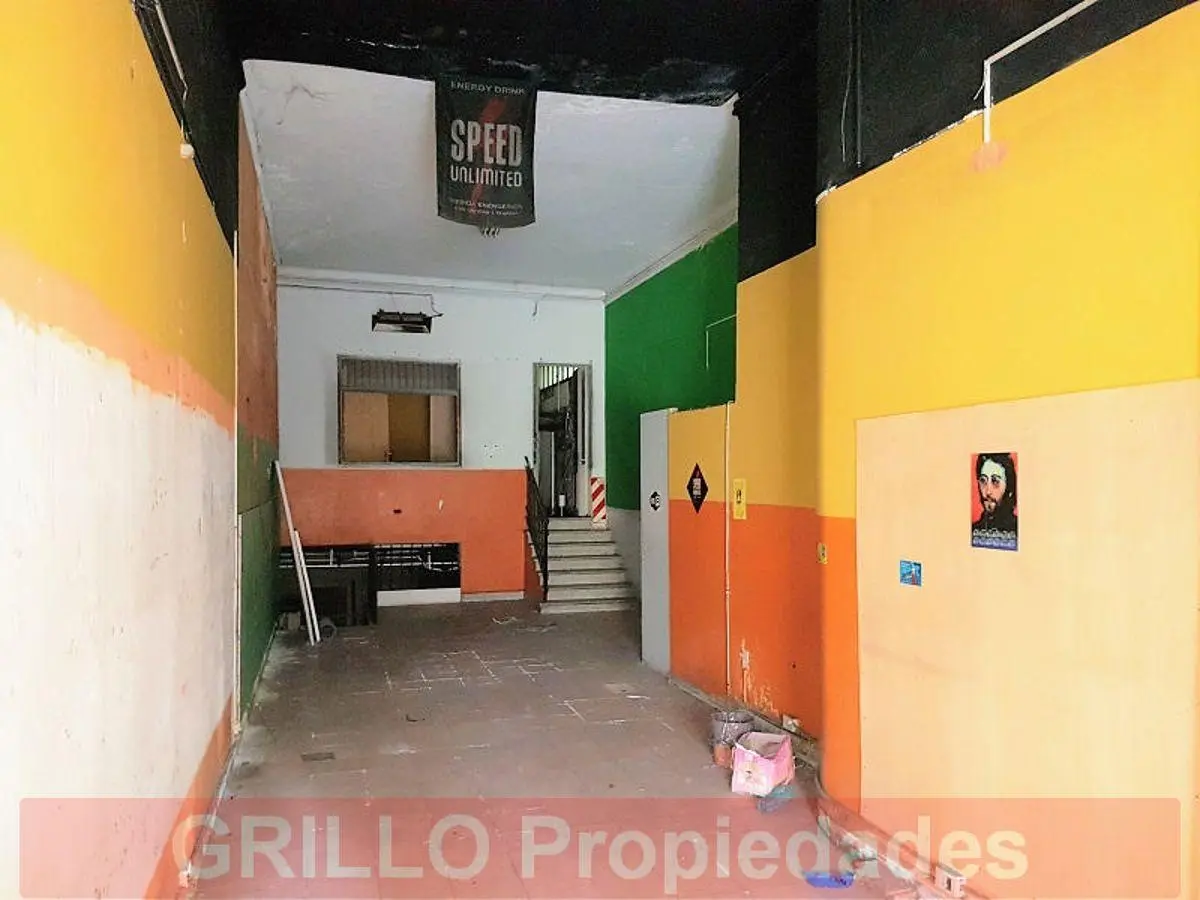 Uruguay 73. Local, Galpón o Depósito. 130m2. Alto tránsito peatonal y vehicular. 2
